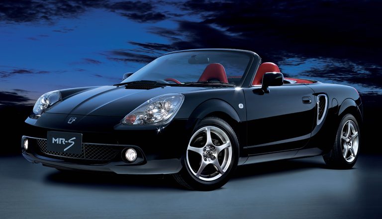 ３代目 MR-S フロントビュー｜【成功と失敗の舞台裏・名車の商品企画室  No.01】ユーザーの期待に振り回され続けた、迷える〝日本初〞のミッドシップカー『トヨタMR2＆MR-S』