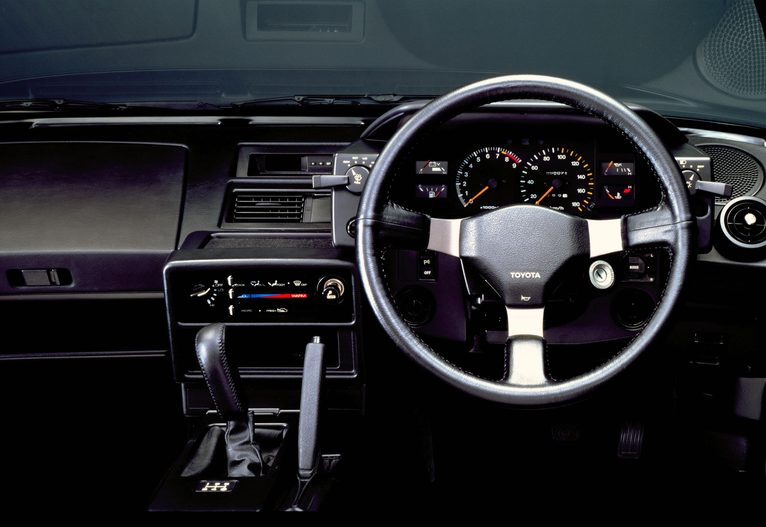 初代MR2 コックピット｜【成功と失敗の舞台裏・名車の商品企画室  No.01】ユーザーの期待に振り回され続けた、迷える〝日本初〞のミッドシップカー『トヨタMR2＆MR-S』