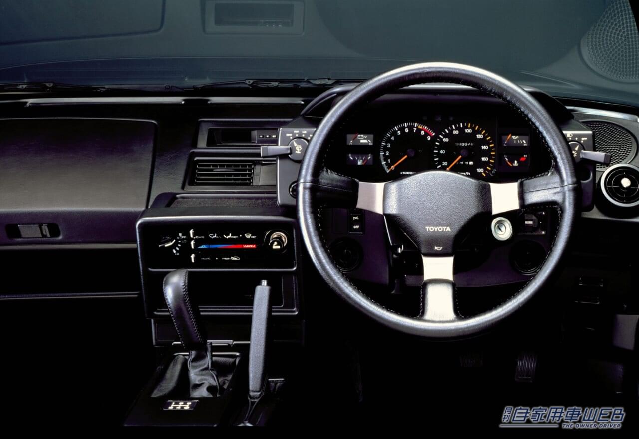 初代MR2 コックピット｜【成功と失敗の舞台裏・名車の商品企画室  No.01】ユーザーの期待に振り回され続けた、迷える〝日本初〞のミッドシップカー『トヨタMR2＆MR-S』