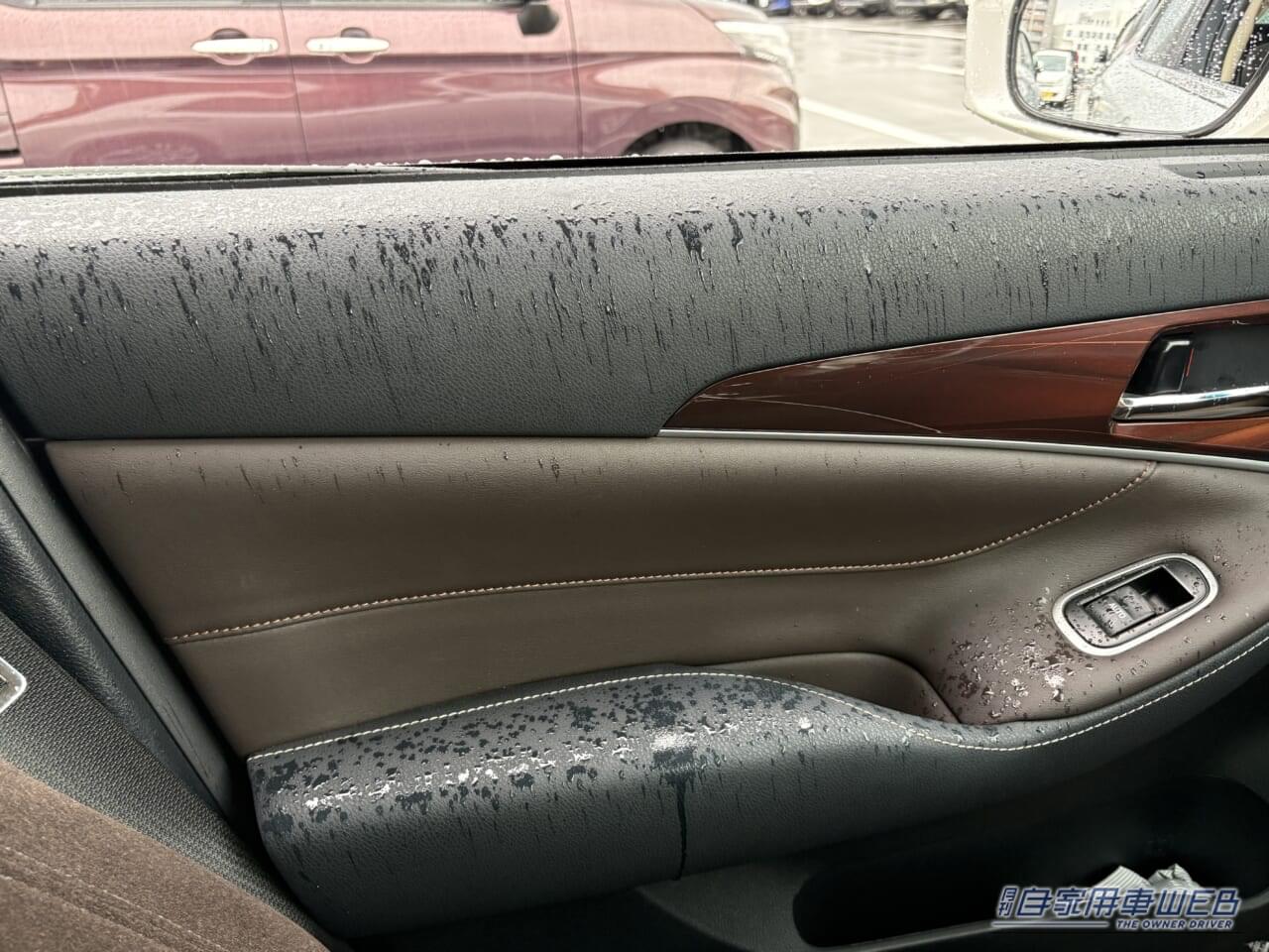 雨の日に、クルマの助手席側の窓を開けて、車内が濡れてしまった状態の写真｜「その手があったか…」水滴で見えない助手席側ドアミラー。運転席から一気にクリアにする方法。伸縮式ワイパーを実際に購入！ 隠れた名作カーグッズだと確信した理由
