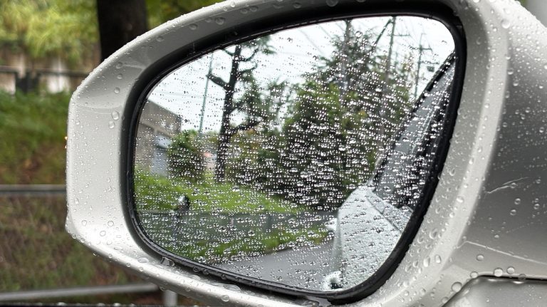 「その手があったか…」水滴で見えない助手席側ドアミラー。運転席から一気にクリアにする方法。伸縮式ワイパーを実際に購入！ 隠れた名作カーグッズだと確信した理由