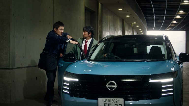 踊る大捜査線と日産・キックスのコラボムービーのワンシーン｜「その捜査車両は目立ちすぎ…」青島が選んだ日産・キックスがカッコ良すぎる！『踊る大捜査線』とのコラボで実現したショートムービーがスゴい！