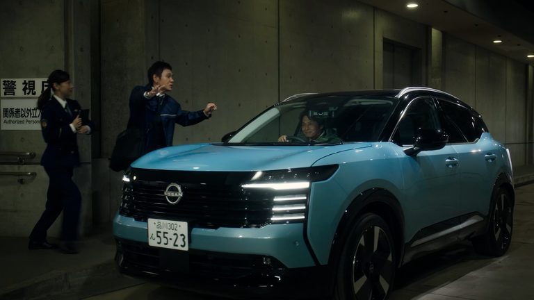 踊る大捜査線と日産・キックスのコラボムービーのワンシーン|「その捜査車両は目立ちすぎ…」青島が選んだ日産・キックスがカッコ良すぎる!『踊る大捜査線』とのコラボで実現したショートムービーがスゴい!