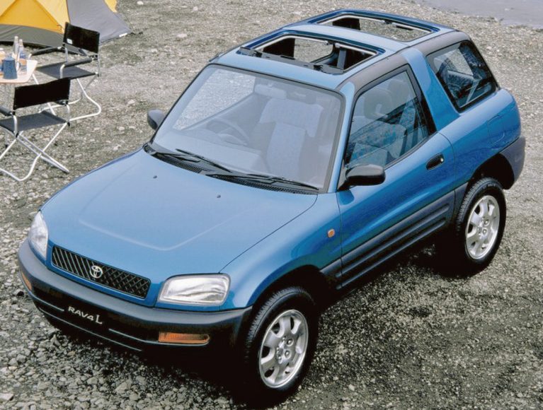 RAV4 Lツインサンルーフ(1994年)|「32年前、CMにキムタクを起用して大バズリ!」 “乗用車ベースのSUV”という衝撃的なコンセプトで世界の常識を覆したクルマ【トヨタ・RAV4】