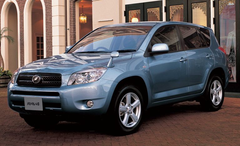 3rd RAV4｜「32年前、CMにキムタクを起用して大バズリ！」  “乗用車ベースのSUV”という衝撃的なコンセプトで世界の常識を覆したクルマ【トヨタ・RAV4】
