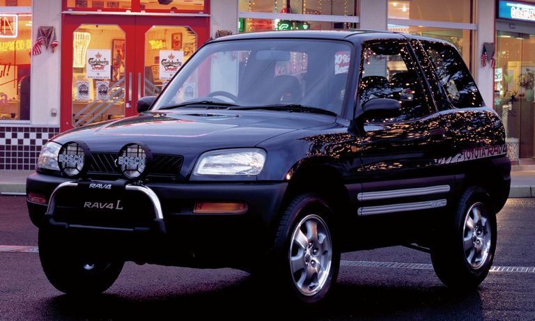 初代RAV4(街乗りイメージ)|「32年前、CMにキムタクを起用して大バズリ!」 “乗用車ベースのSUV”という衝撃的なコンセプトで世界の常識を覆したクルマ【トヨタ・RAV4】
