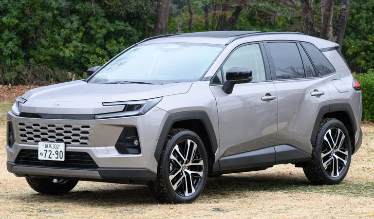 6th RAV4 |「32年前、CMにキムタクを起用して大バズリ!」 “乗用車ベースのSUV”という衝撃的なコンセプトで世界の常識を覆したクルマ【トヨタ・RAV4】