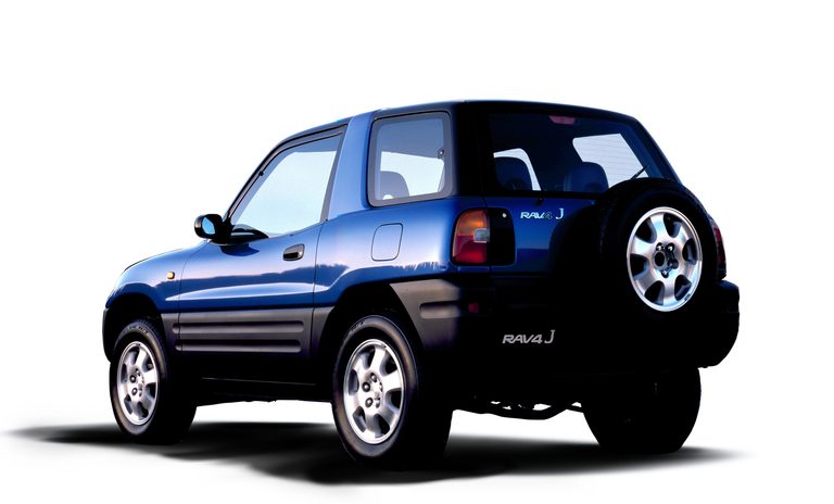 初代RAV4(リヤビュー)|「32年前、CMにキムタクを起用して大バズリ!」 “乗用車ベースのSUV”という衝撃的なコンセプトで世界の常識を覆したクルマ【トヨタ・RAV4】