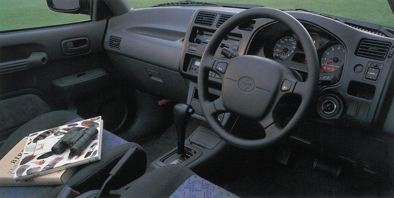 初代RAV4（インパネ回り）｜「32年前、CMにキムタクを起用して大バズリ！」  “乗用車ベースのSUV”という衝撃的なコンセプトで世界の常識を覆したクルマ【トヨタ・RAV4】