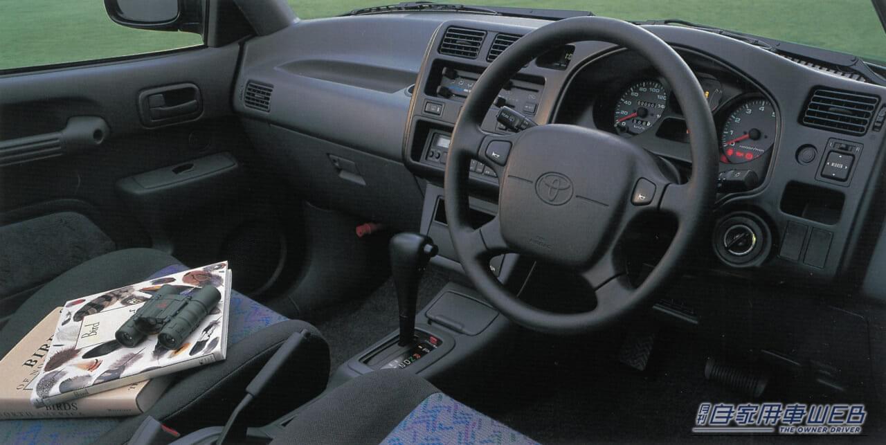 初代RAV4（インパネ回り）｜「32年前、CMにキムタクを起用して大バズリ！」  “乗用車ベースのSUV”という衝撃的なコンセプトで世界の常識を覆したクルマ【トヨタ・RAV4】
