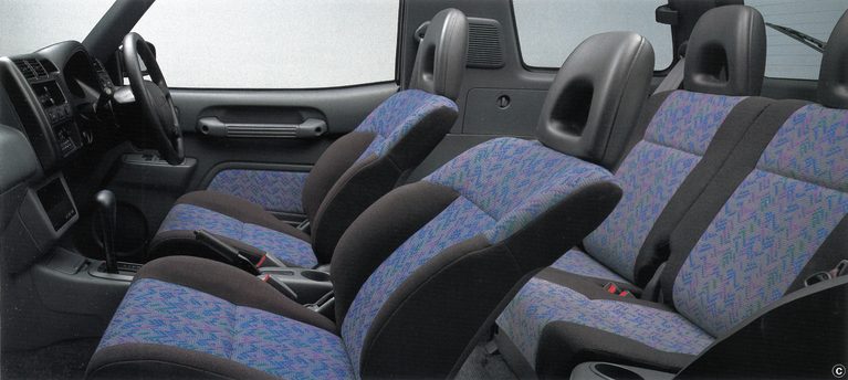 初代RAV4(シート)|「32年前、CMにキムタクを起用して大バズリ!」 “乗用車ベースのSUV”という衝撃的なコンセプトで世界の常識を覆したクルマ【トヨタ・RAV4】