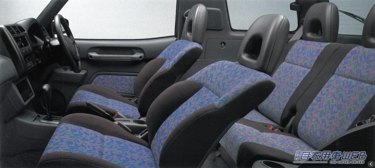 初代RAV4(シート)|「32年前、CMにキムタクを起用して大バズリ!」 “乗用車ベースのSUV”という衝撃的なコンセプトで世界の常識を覆したクルマ【トヨタ・RAV4】