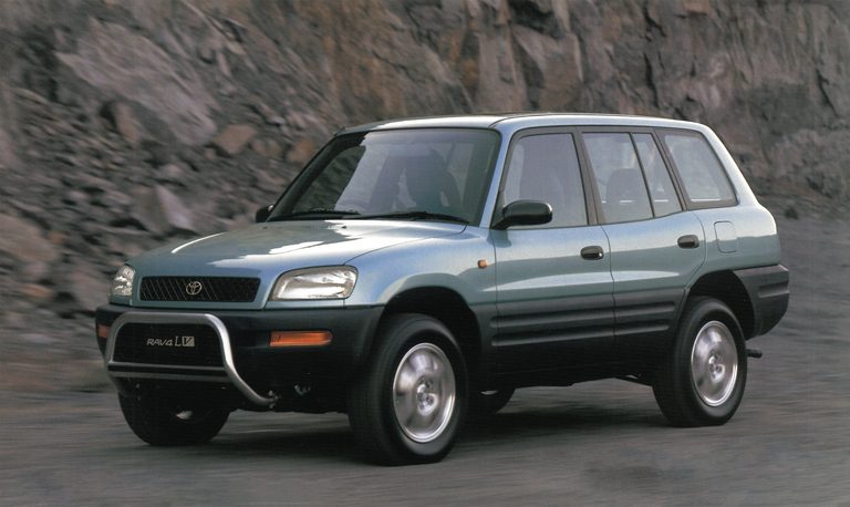 RAV4 L V（ロングボディ）｜「32年前、CMにキムタクを起用して大バズリ！」  “乗用車ベースのSUV”という衝撃的なコンセプトで世界の常識を覆したクルマ【トヨタ・RAV4】