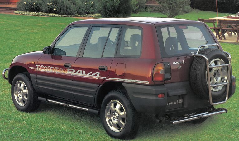 RAV4 L V（リヤビュー）｜「32年前、CMにキムタクを起用して大バズリ！」  “乗用車ベースのSUV”という衝撃的なコンセプトで世界の常識を覆したクルマ【トヨタ・RAV4】
