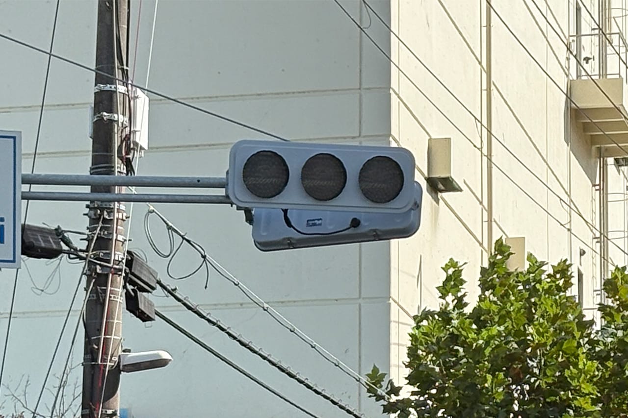 何色も点灯していない、車道用のLEDタイプの信号機｜信号機「黄色は真ん中、赤と青はどっちだっけ…」“色の並び”は全国共通。実はこの順番にもちゃんと理由があった！ 意外と知らない信号の常識