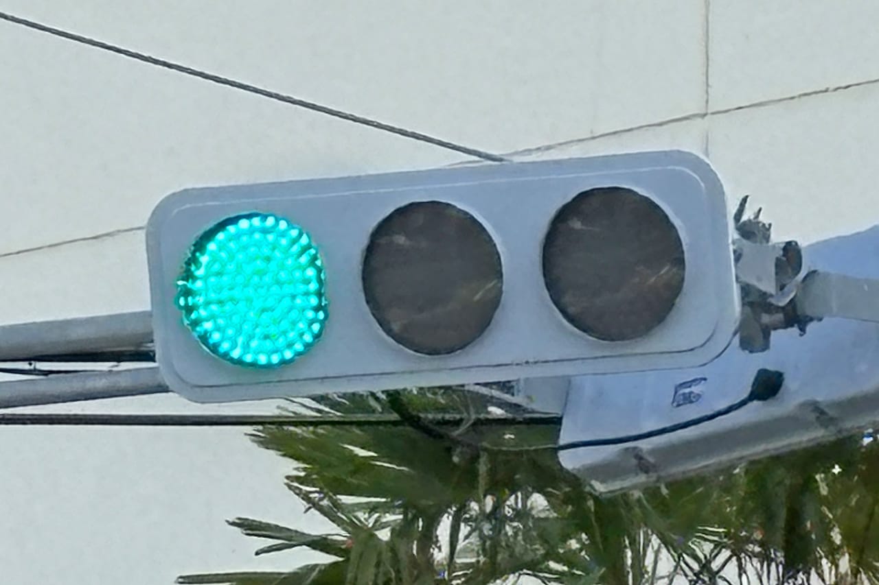 ｜信号機「黄色は真ん中、赤と青はどっちだっけ…」“色の並び”は全国共通。実はこの順番にもちゃんと理由があった！ 意外と知らない信号の常識