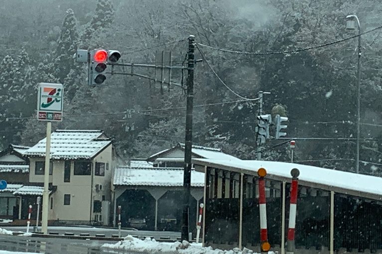 富山県高岡市の西海老坂交差点にある縦型の信号機|信号機「黄色は真ん中、赤と青はどっちだっけ…」“色の並び”は全国共通。実はこの順番にもちゃんと理由があった! 意外と知らない信号の常識