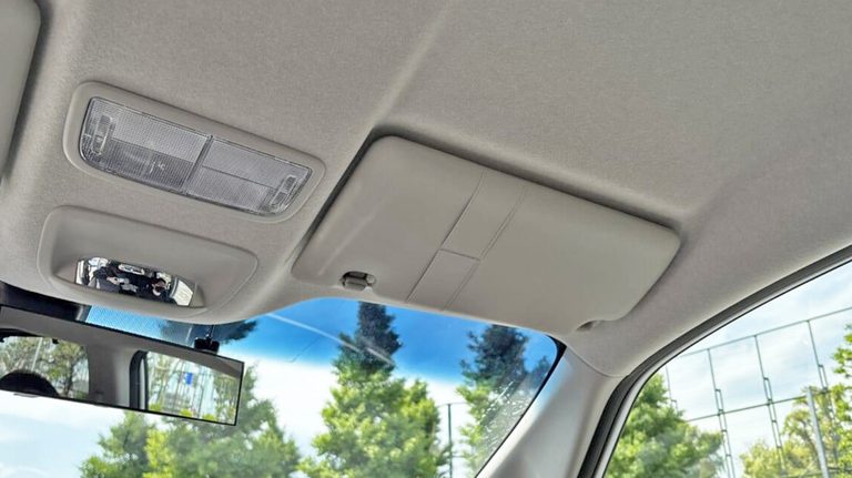 「コレ、めっちゃ頭いいわ…」クルマのサンバイザー活用法。車内で邪魔なボックスティッシュはココに収納！ あらゆる車種に装着可能！ 便利なカー用品［EXEA EE-44 ティッシュホルダー］を紹介