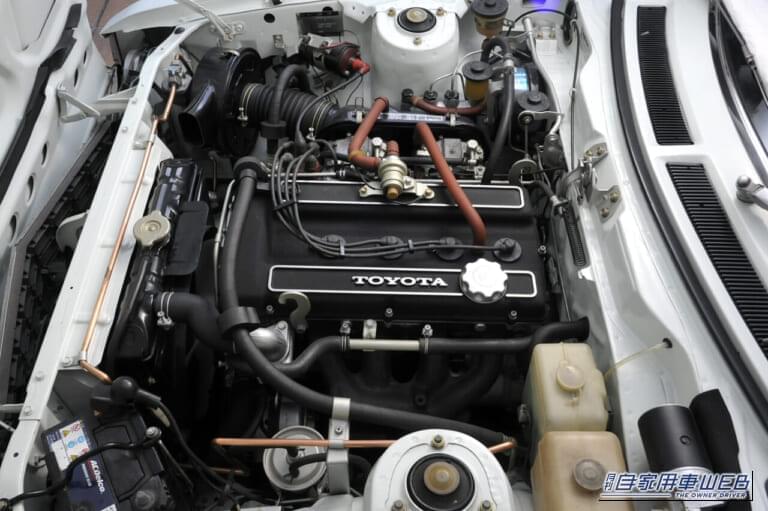 1974年誕生の、トヨタ セリカ リフトバック2000GT・RA25型のエンジンルーム｜「“パクリ”の声もあった特徴的なテールランプ」53年前のトヨタの名車。ライバル日産と頂点の座を奪い合った［セリカ リフトバック］を紹介