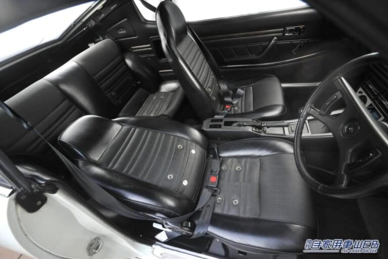 トヨタのセリカ リフトバック2000GTの車内、フロントシート｜「“パクリ”の声もあった特徴的なテールランプ」53年前のトヨタの名車。ライバル日産と頂点の座を奪い合った［セリカ リフトバック］を紹介