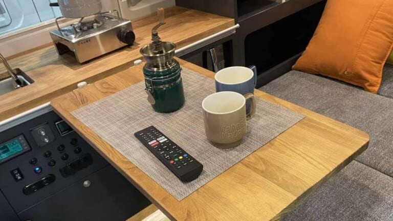 「ここまで積むか…」キャンプ場で「もうテントいらないかも」。クーラー、暖房、冷蔵庫、電子レンジ、テレビまで完備。トヨタ車ベースで反則級の“くつろぎ”空間。長旅も怖くないキャンピングカー。