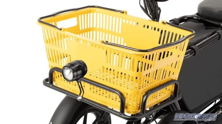 前輪タイヤ上部に取り付けるトレー。  一般的なサイズの買い物かごを、 そのまま乗せることができる。｜「29万7000円」「最大積載120kg」「ペットも乗れる」電動自電車より実用的＆安定感のある4輪モビリティ「LBIRD」
