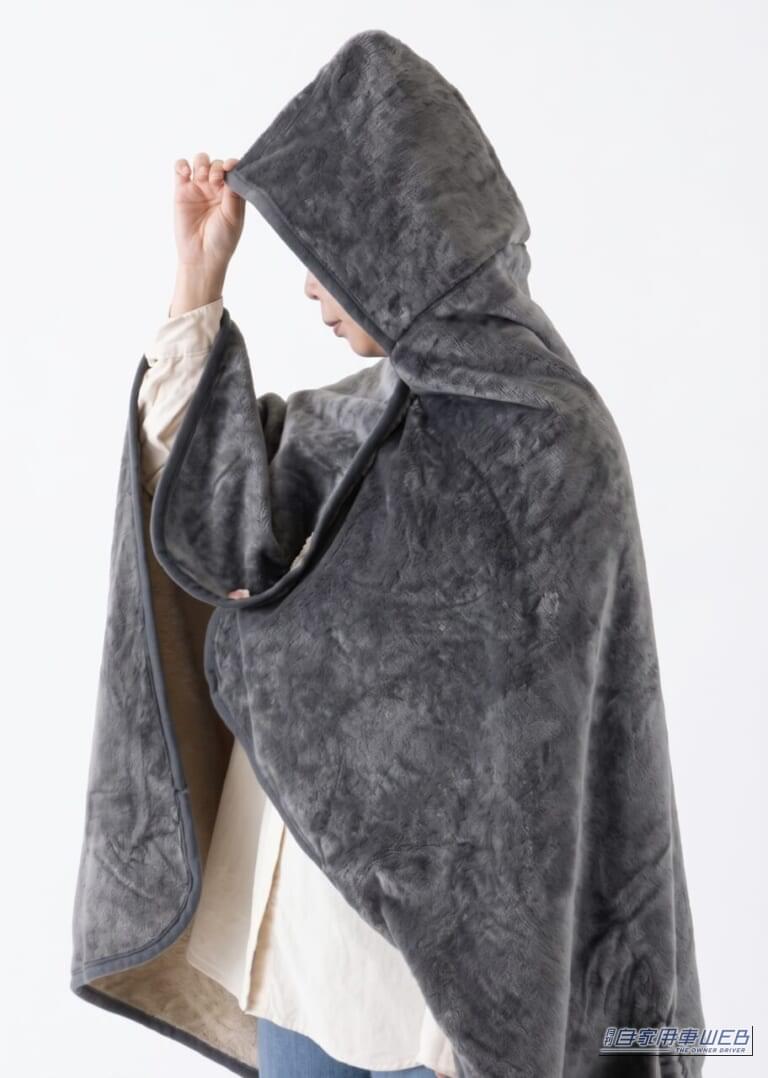 頭から体まで広範囲をしっかりカバーする「フード付き」デザイン ｜2,980円で車中泊の防寒対策！ 収納時にクッションや枕としても使えるコメリの新作ブランケット