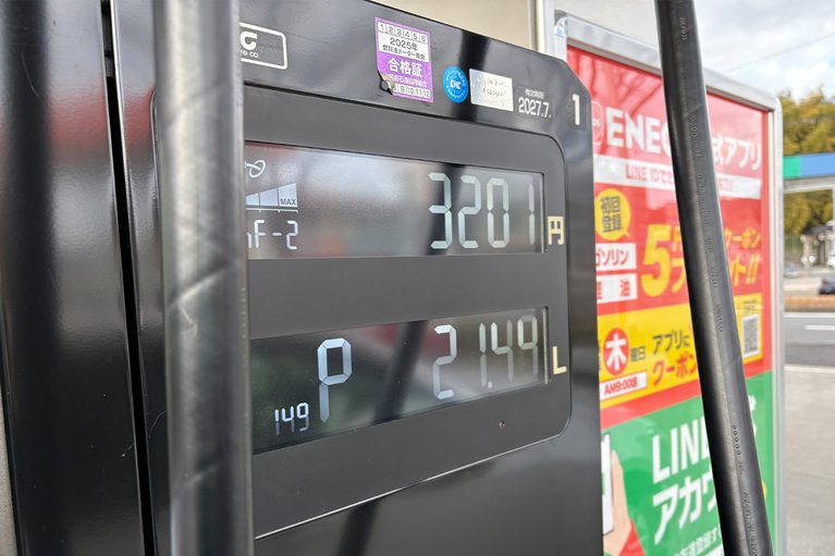 サービスステーションの給油機の価格と給油量を表示する画面｜「これは盲点だわ…」あらゆる車種に対応。給油時の油種間違いトラブルを未然に防止。低コストなアイデアグッズを紹介！［MAXWIN 給油間違い防止ガソリンリング K-RG01］