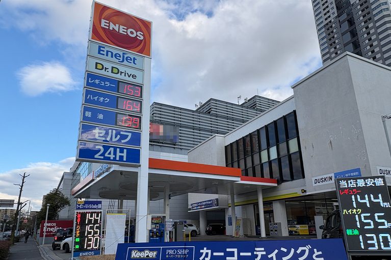 エネオスのセルフ式サービスステーションの外観の写真｜「これは盲点だわ…」あらゆる車種に対応。給油時の油種間違いトラブルを未然に防止。低コストなアイデアグッズを紹介！［MAXWIN 給油間違い防止ガソリンリング K-RG01］