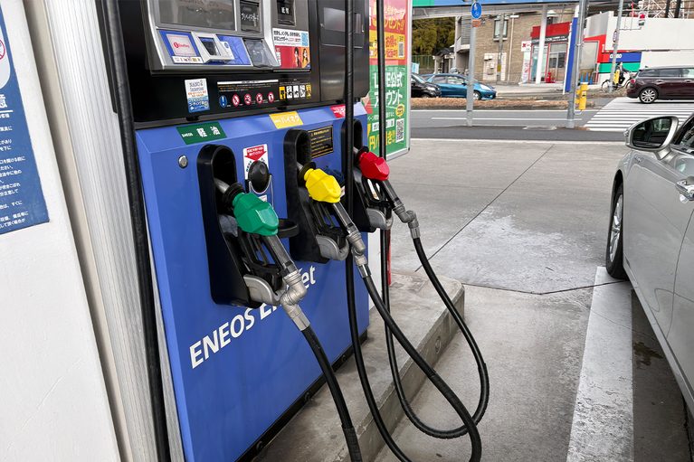 セルフ式のサービスステーションのの給油機｜「これは盲点だわ…」あらゆる車種に対応。給油時の油種間違いトラブルを未然に防止。低コストなアイデアグッズを紹介！［MAXWIN 給油間違い防止ガソリンリング K-RG01］