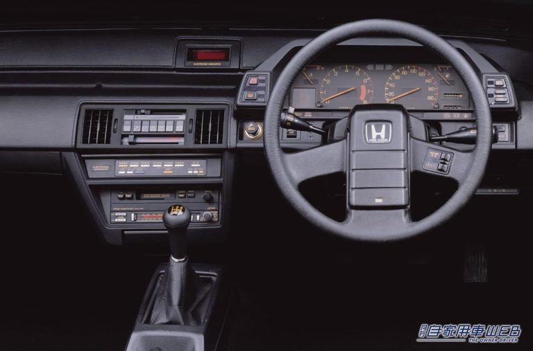 2代目ホンダ・プレリュード1.8XXの車内、インパネとコンソール付近の写真｜「はっきり言ってオヤジグルマ」日本では失敗作…。地味な存在の初代モデルが、2代目でとんでもない大ヒット作に！ そして現代に復活した［ホンダ・プレリュード］の変遷をたどる