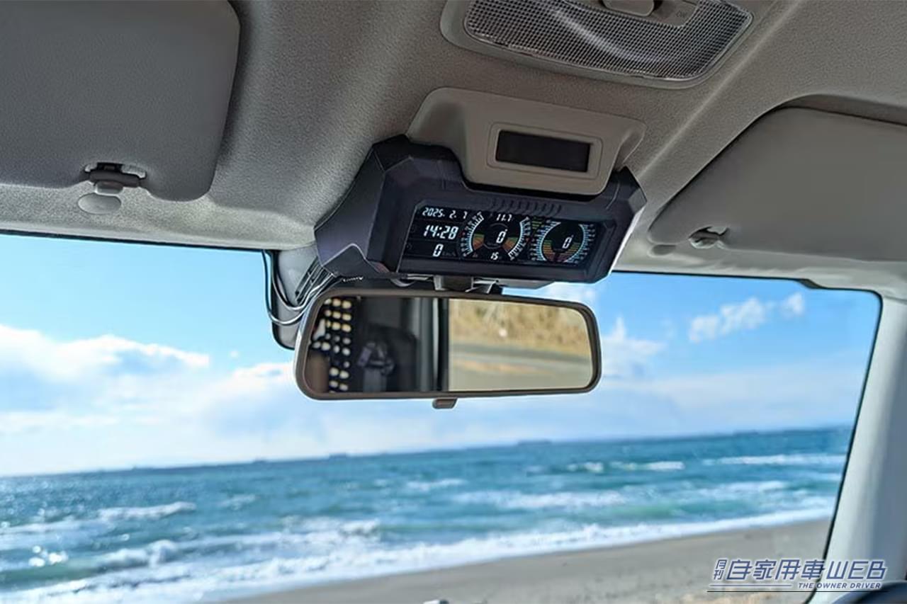 カーメイトのジムニー専用デジタルランドメーター（CX504K）を実際に装着した写真｜「デッドスペースにぴったりハマる」コックピット感が一気に高まる！ 様々な車両情報を画面に表示。［カーメイト・ジムニー専用デジタルランドメーター］