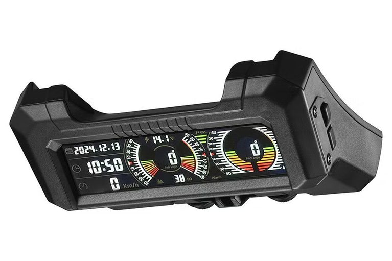 カーメイトのジムニー専用デジタルランドメーター（CX504K）の製品写真｜「デッドスペースにぴったりハマる」コックピット感が一気に高まる！ 様々な車両情報を画面に表示。［カーメイト・ジムニー専用デジタルランドメーター］
