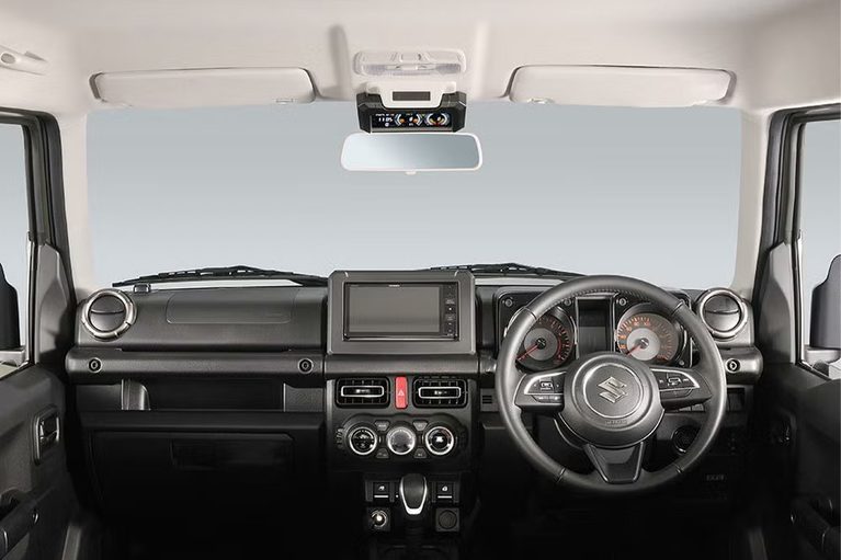 カーメイトのジムニー専用デジタルランドメーター（CX504K）を設置したジムニーの車内｜「デッドスペースにぴったりハマる」コックピット感が一気に高まる！ 様々な車両情報を画面に表示。［カーメイト・ジムニー専用デジタルランドメーター］