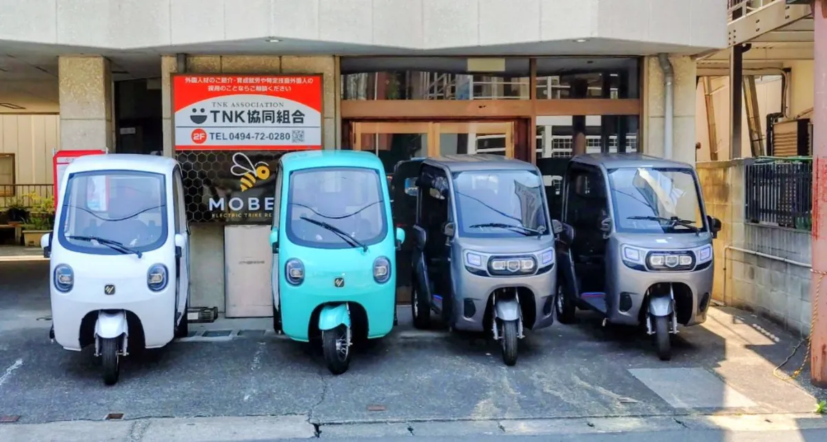 |「これクルマ? バイク?」88万円で3人乗り! 普通免許で運転できてヘルメット不要の「電動トライク」ってどんな乗り物? 最高50km/h、100V充電にも対応