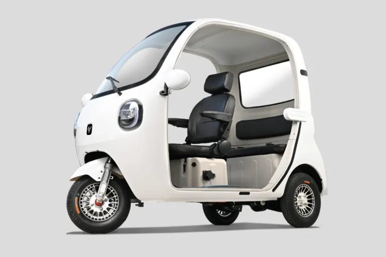 VIVEL TRIKE coco｜「これクルマ？ バイク？」88万円で3人乗り！ 普通免許で運転できてヘルメット不要の「電動トライク」ってどんな乗り物？ 最高50km/h、100V充電にも対応