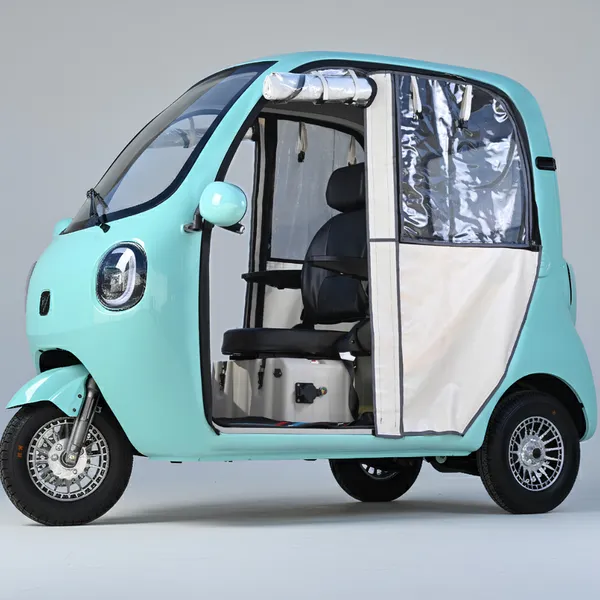 VIVEL TRIKE coco｜「これクルマ？ バイク？」88万円で3人乗り！ 普通免許で運転できてヘルメット不要の「電動トライク」ってどんな乗り物？ 最高50km/h、100V充電にも対応
