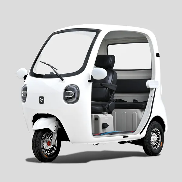 豊富なカラー展開：ホワイト｜「これクルマ？ バイク？」88万円で3人乗り！ 普通免許で運転できてヘルメット不要の「電動トライク」ってどんな乗り物？ 最高50km/h、100V充電にも対応