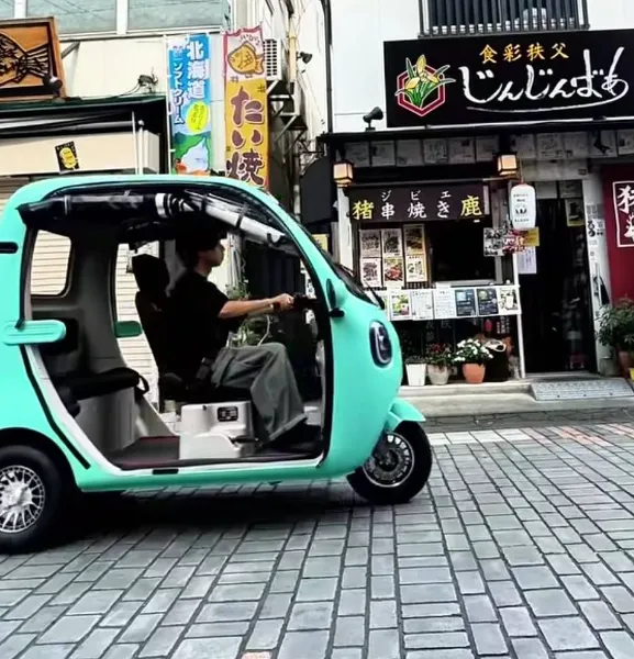 埼玉県秩父市で新たにスタートした電動モビリティレンタル事業「MoBee（モビー）」において、当社の3人乗り電動トライク「ビベルトライク」がレンタル車両として採用、提供開始されている。｜「これクルマ？ バイク？」88万円で3人乗り！ 普通免許で運転できてヘルメット不要の「電動トライク」ってどんな乗り物？ 最高50km/h、100V充電にも対応