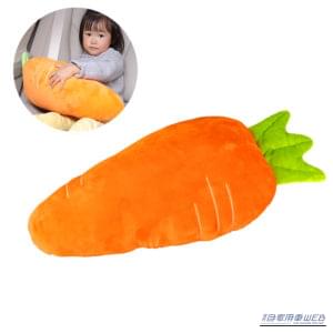 にんじん抱えてスヤスヤ…! 子どものうたた寝、首の負担を軽減する「にんじん型クッション枕」で車内がほっこり