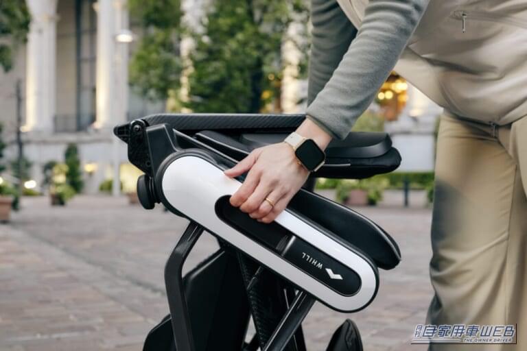 グリップハンドルがあるから持ち運びやすい。｜「家電量販店で買えるの!?」18.6kgでクルマにも積める！ 片手で折りたためて50mmの段差も走破、46万8000円～の新型近距離モビリティ「WHILL Model C Lite」