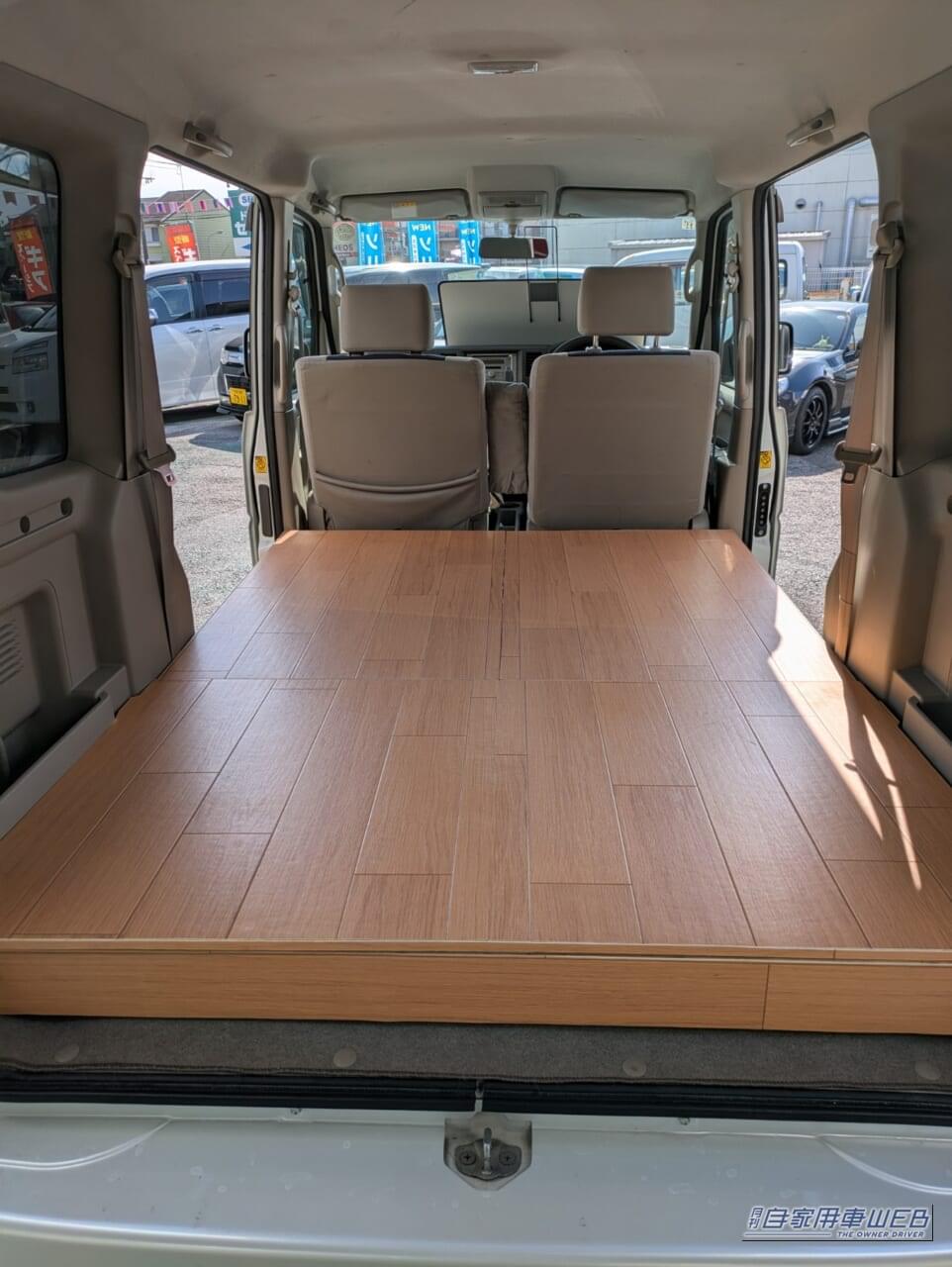 アゲバンGUARDIAN室内（フルフラット空間展開時）普段は４名乗車可能。｜「水害対策」を意識した“2階建て”軽バン⁉ 車内＋屋根上で空間を拡張する「アゲバンGUARDIAN」車中泊＆防災仕様
