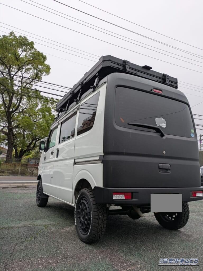 右はテントを閉じた状態。｜「水害対策」を意識した“2階建て”軽バン⁉ 車内＋屋根上で空間を拡張する「アゲバンGUARDIAN」車中泊＆防災仕様