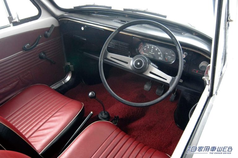 2代目となるフロンテ360（LC10型）の車内、運転席｜「59年前の軽自動車とは思えない…」今見てもマジでカッコいい！ 斬新なデザインと革新の技術を採用し、当時大きな話題となったスズキの名車［フロンテ360（LC10）］を紹介