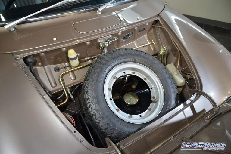 2代目となるフロンテ360（LC10型）のラゲッジスペースとスペアタイヤ｜「59年前の軽自動車とは思えない…」今見てもマジでカッコいい！ 斬新なデザインと革新の技術を採用し、当時大きな話題となったスズキの名車［フロンテ360（LC10）］を紹介
