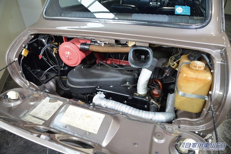 2代目となるフロンテ360（LC10型）のエンジンルーム｜「59年前の軽自動車とは思えない…」今見てもマジでカッコいい！ 斬新なデザインと革新の技術を採用し、当時大きな話題となったスズキの名車［フロンテ360（LC10）］を紹介