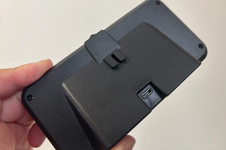 wiiyiiのGPSスピードメーターG11の本体裏側｜「えっ…コレ意外と使えるじゃん」GPS搭載で様々な情報を表示。配線不要でポン付けOKのディスプレイを購入し愛車に装着！［wiiyii スピードメーターG11］