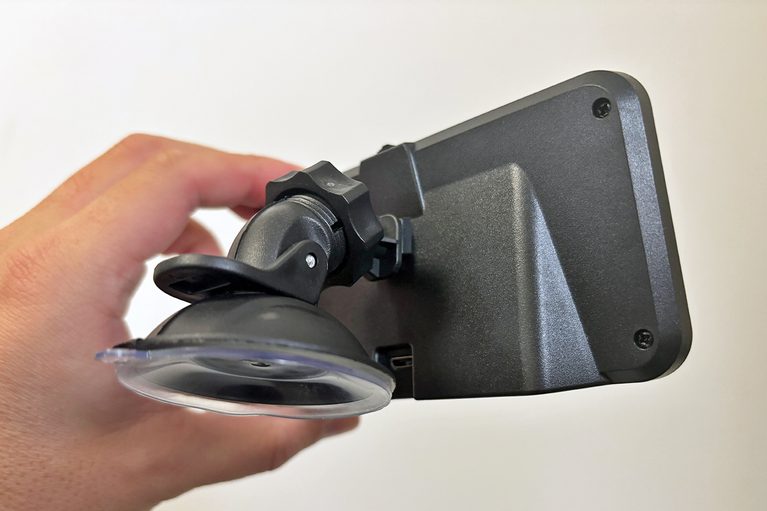 wiiyiiのGPSスピードメーターG11に、取付け用ブラケットを装着した状態の写真｜「えっ…コレ意外と使えるじゃん」GPS搭載で様々な情報を表示。配線不要でポン付けOKのディスプレイを購入し愛車に装着！［wiiyii スピードメーターG11］