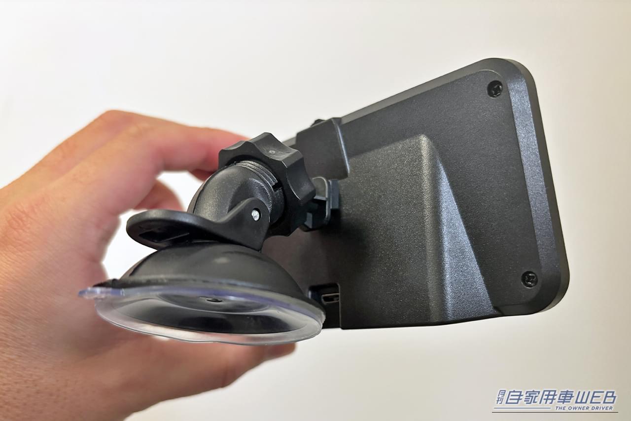 wiiyiiのGPSスピードメーターG11に、取付け用ブラケットを装着した状態の写真｜「えっ…コレ意外と使えるじゃん」GPS搭載で様々な情報を表示。配線不要でポン付けOKのディスプレイを購入し愛車に装着！［wiiyii スピードメーターG11］