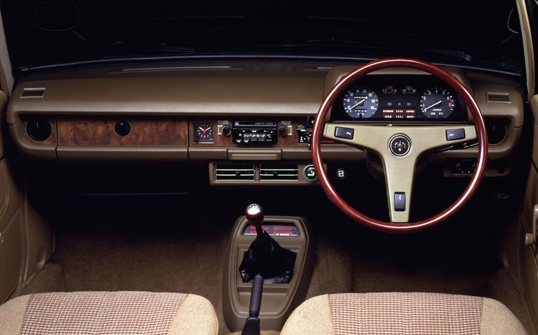 1300SEの運転席回り｜「たった72馬力で格上スポーツカーをカモる速さはヤバすぎ！」　昭和の車好きを熱狂させた伝説のFRコンパクト「KP61型スターレット」